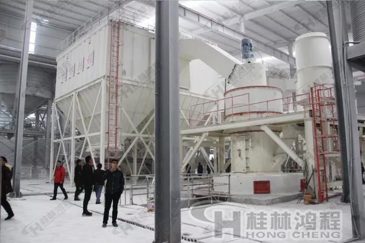 圖:與會人員參觀鴻程車間并針對氫氧化鈣生產線展開探討 圖:與會人員參觀鴻程車間并針對氫氧化鈣生產線展開探討